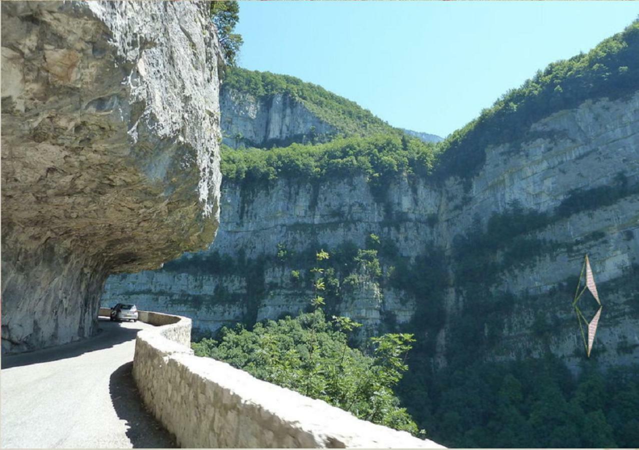 Okami Du Vercors Saint-Laurent-en-Royans Exteriér fotografie
